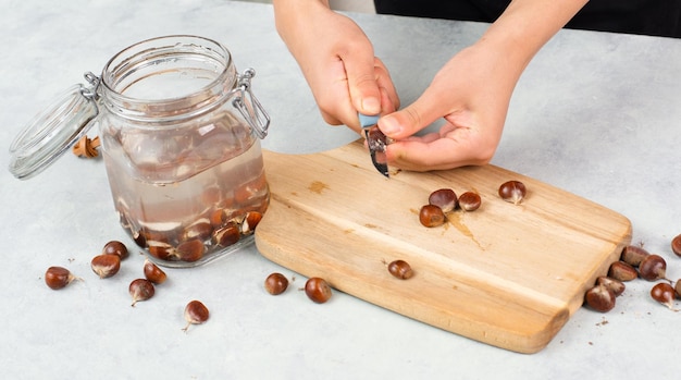 Preparando o sabonete líquido de castanha, cortando o buckeye e colocando em uma jarra com água