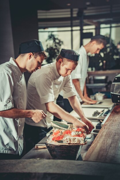 Preparando o sushi definido na cozinha do restaurante