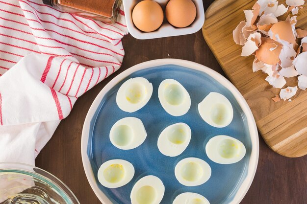Preparando ovos cozidos com ovos orgânicos para aperitivo. Receita passo a passo.