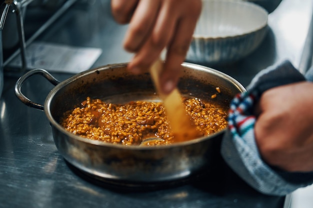 Preparando una paella de arroz