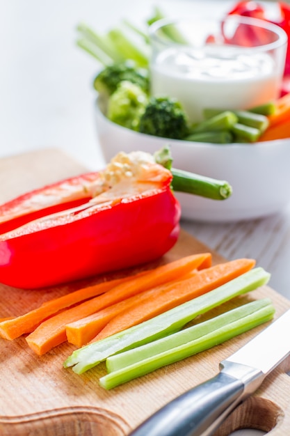 Preparando palitos de verduras