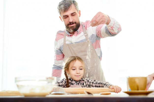 Foto preparando pastel con papá