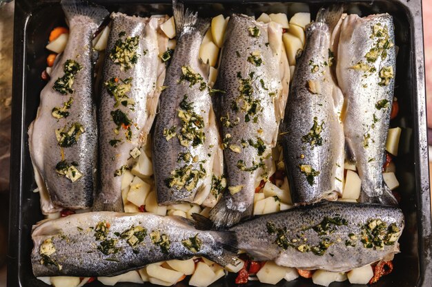 Preparando pescado para el almuerzo.