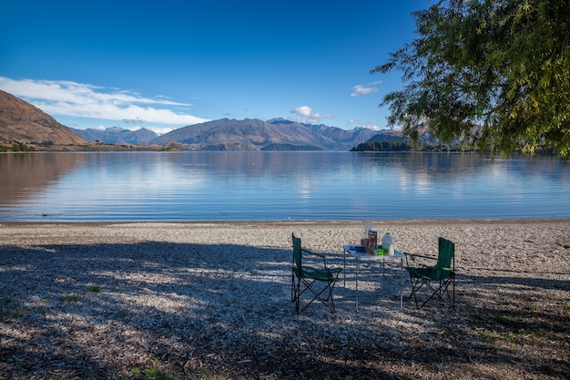 Preparando un picnic para el desayuno a orillas del lago Wanaka