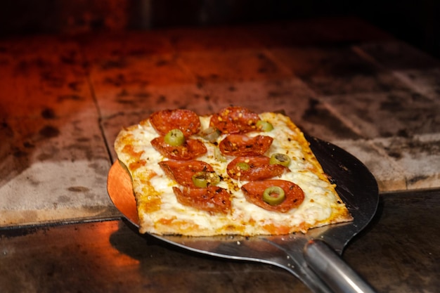 Preparando pizza en la barra de un restaurante italiano.