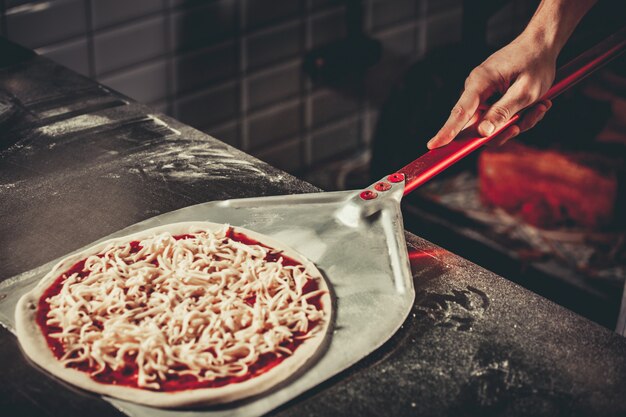 Preparando pizza tradicional italiana
