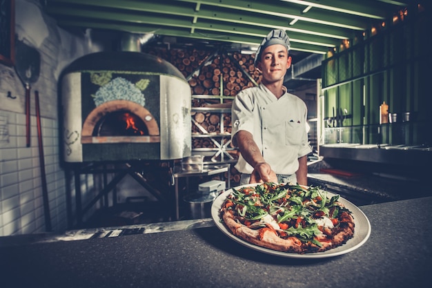 Foto preparando pizza tradicional italiana