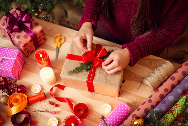 Preparando presentes de natal em casa