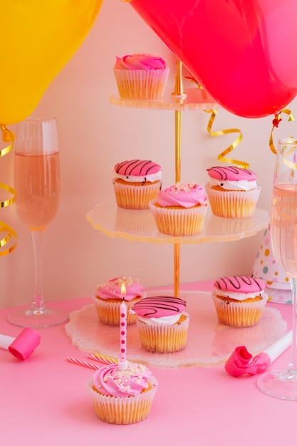 Preparando-se para a festa de aniversário Atributos de férias em fundo rosa