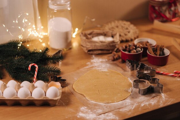 Foto preparando-se para assar na noite de natal feliz, faça alguns doces em casa