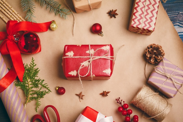 Preparando-se para o Natal, embrulhando presentes e fazendo decorações