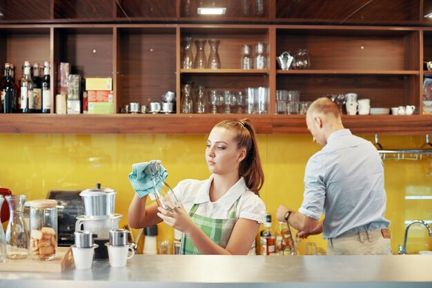 Preparándose para la apertura de la cafetería