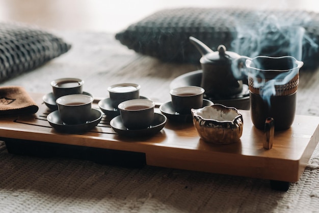 Preparándose para una ceremonia del té con una gran compañía