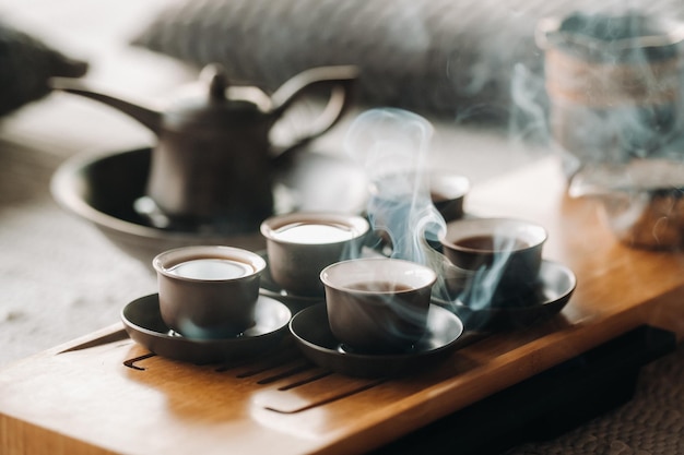 Preparándose para una ceremonia del té con una gran compañía