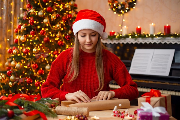 Preparándose para envolver regalos de Navidad