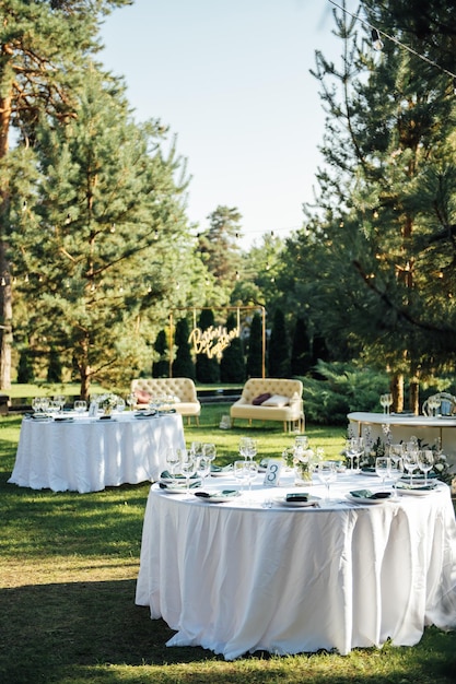 Preparándose para una fiesta al aire libre Mesas servidas decoradas esperan a los invitados Detalles de la decoración