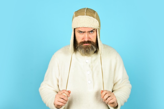 Preparándose para el invierno Guapo modelo masculino con sombrero cálido hombre casual con sombrero de invierno y ropa de abrigo hipster serio usar sombrero cálido resfriado y gripe Retrato de hombre brutal con sudadera de lana