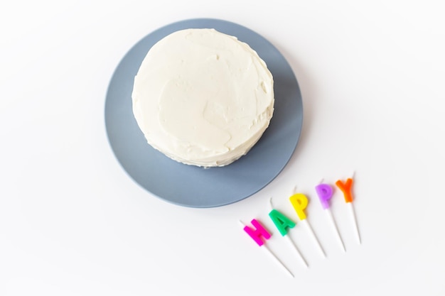 Preparándose para un pastel de cumpleaños la inscripción felicidad en una galleta cremosa Concepto de vacaciones y cumpleaños sorpresa