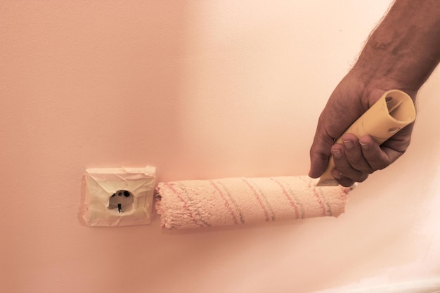 Preparándose para pintar la pared con pintura de pincel y brocha de rodillo Vista superior Renovación del hogar Foto de alta calidad