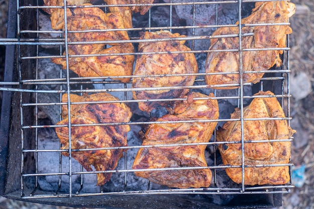 preparar barbacoa durante las vacaciones en picnic con carbón para el tiempo familiar y de ocio