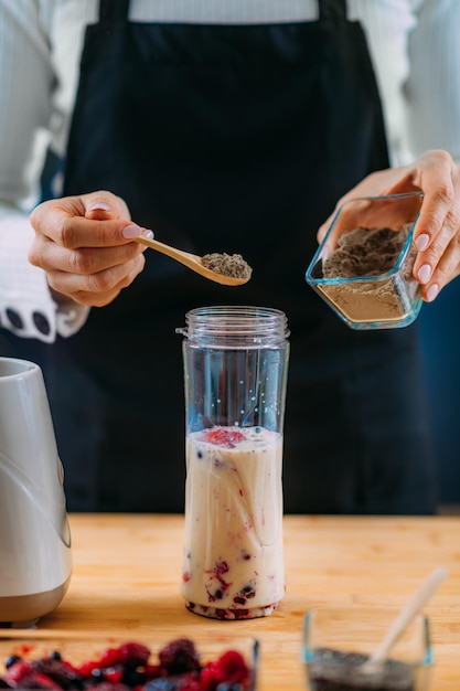 Preparar un batido saludable con bayas y proteína vegetal en polvo