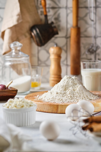 Preparar comida caseira com produtos agrícolas. Torta com queijo cottage, bolinhos, khachapuri.