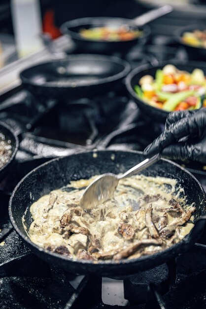 Preparar la comida en la cocina