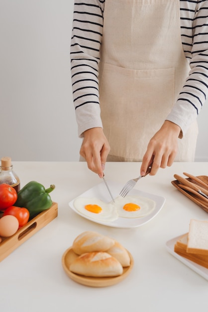 Preparar y desayunar en casa por la mañana.