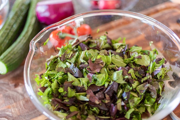 Preparar ensalada fresca con verduras orgánicas.
