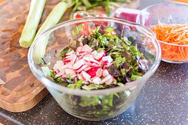 Preparar ensalada fresca con verduras orgánicas.