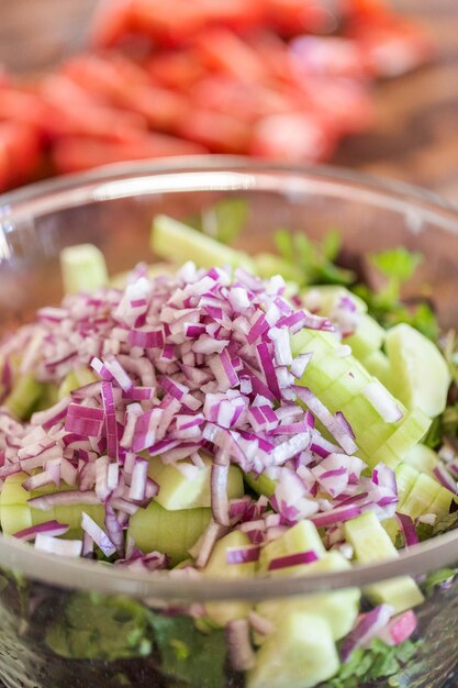 Preparar ensalada fresca con verduras orgánicas.