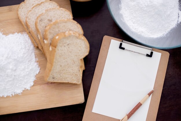 Preparar un ingrediente para cocinar alimentos saludables en la cocina. Copie el espacio para el texto con polvo y pan.