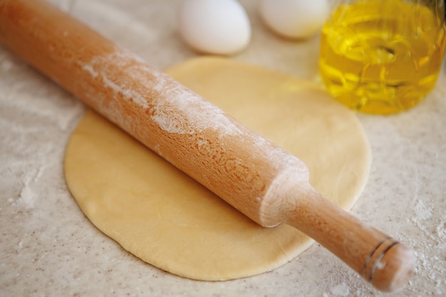 Preparar masa de pizza y / o pasta, albóndigas, ravioles, albóndigas en un restaurante o en casa