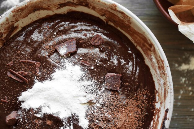 Preparar la masa para tarta de chocolate en la mesa de cerca