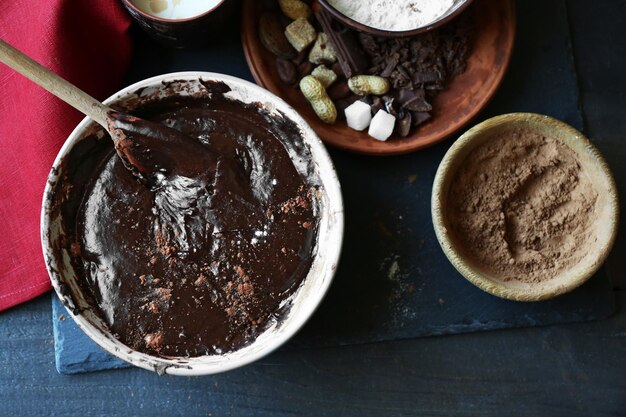 Preparar la masa para tarta de chocolate en la mesa de cerca