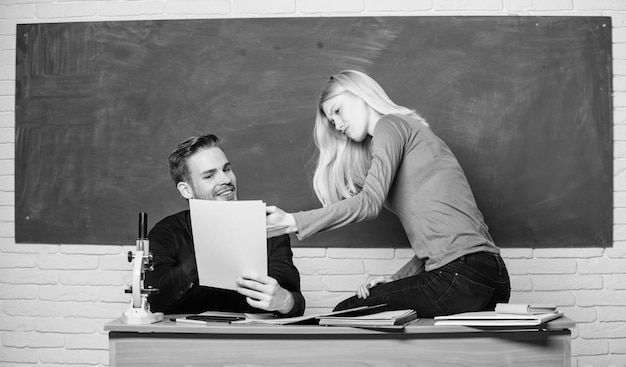 Preparar o exame final estudantes estudam antes do exame certificate prova que passaram com sucesso no vestibular estudantes no fundo do quadro-negro da sala de aula conceito de educação exame de admissão na faculdade