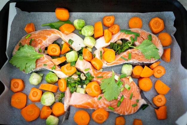 Foto preparar peixe fresco e agradável na cozinha em casa