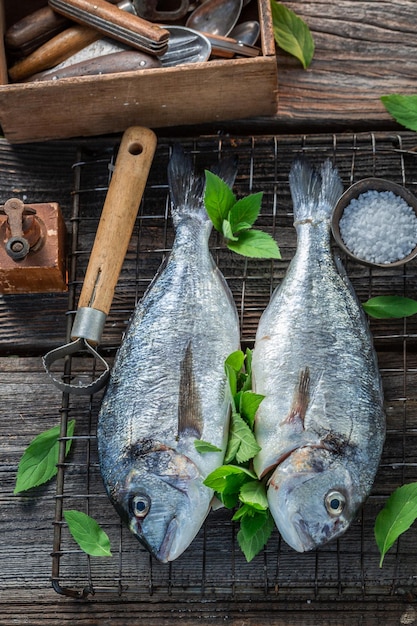 Preparar pescado fresco con hojas de sal y hierbas