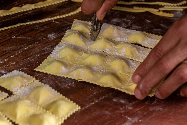 Foto preparar raviolis italianos tradicionales pasta italiana casera