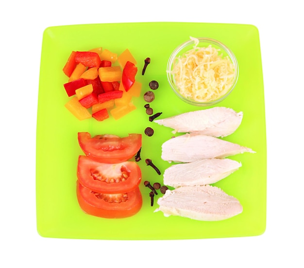 Foto preparar salteado de pollo con verduras y especias en un plato de color aislado en blanco