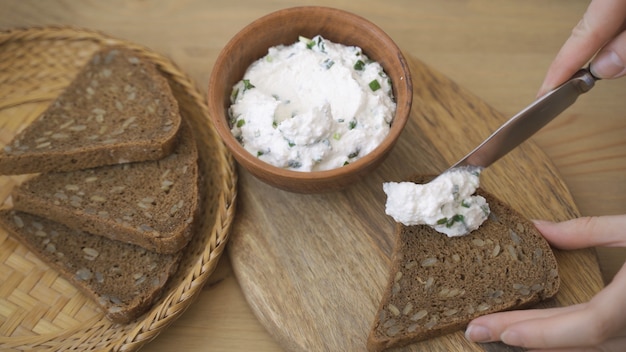 Preparar sándwiches saludables con requesón