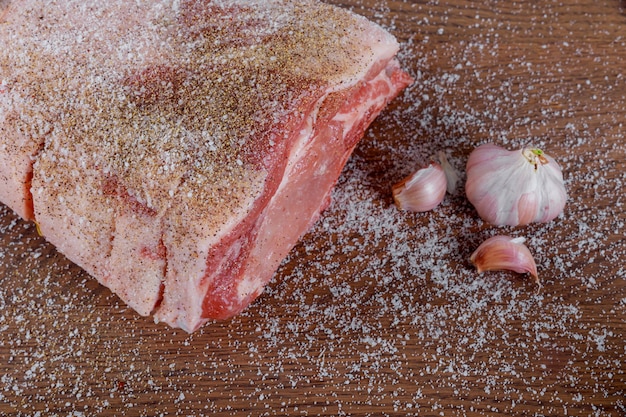 Preparar trozos de carne de cerdo cruda sobre la tabla de cortar.