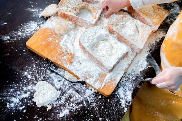 Preparar um ingrediente com ovos e farinha para cozinhar bolo doce caseiro para o dia dos namorados.