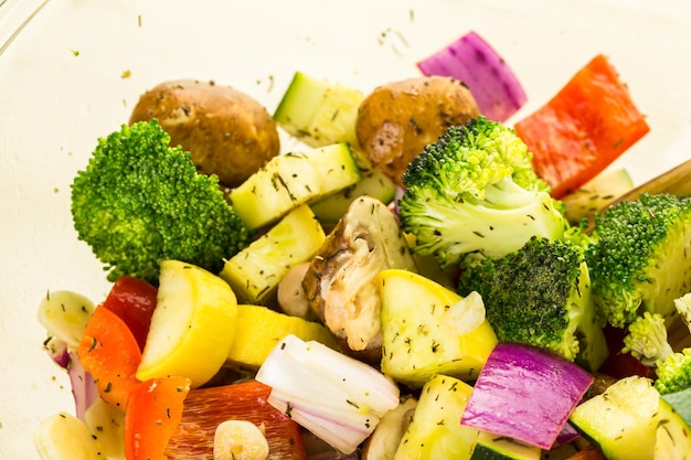 Preparar verduras mixtas asadas frescas para la cena.