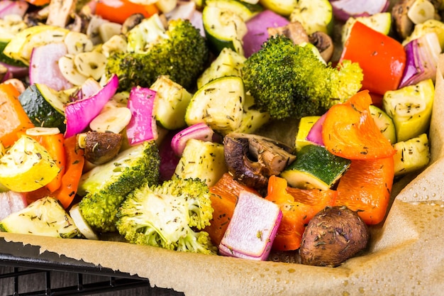 Preparar verduras mixtas asadas frescas para la cena.