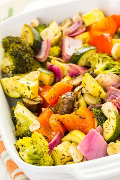 Preparar verduras mixtas asadas frescas para la cena.