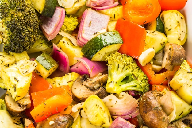 Preparar verduras mixtas asadas frescas para la cena.