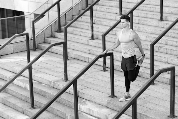 Prepárate para el jog guy calentándose antes del entrenamiento de fondo urbano