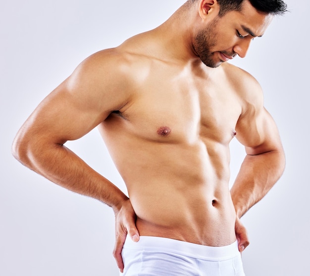 Prepárate para sudar por este cuerpo Foto de un hombre posando en ropa interior contra un fondo blanco de estudio