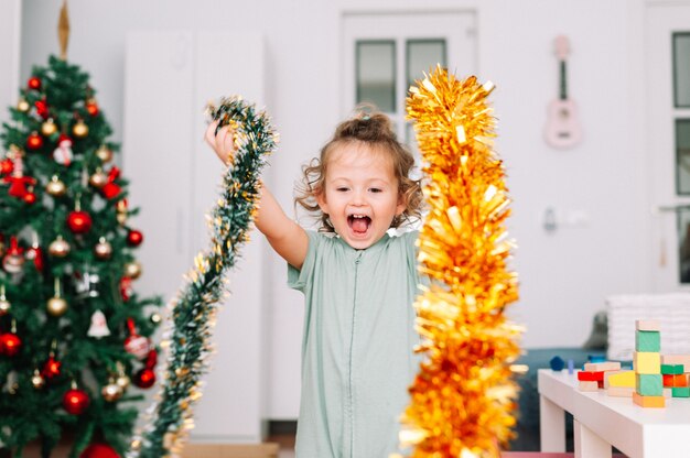 Preparativos de natal para menina em casa